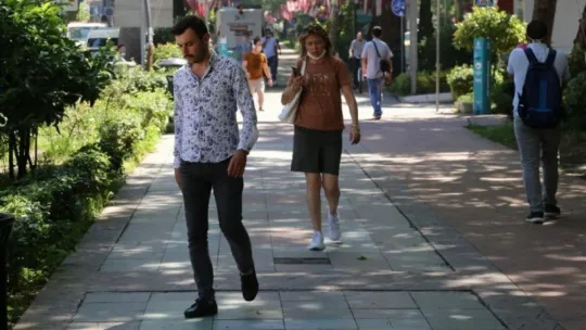 Kamerayı gören maskesini taktı