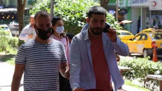 Kamerayı gören maskesini taktı