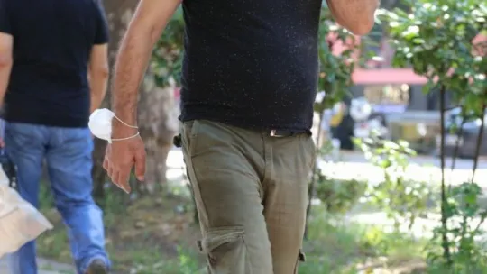 Kamerayı gören maskesini taktı