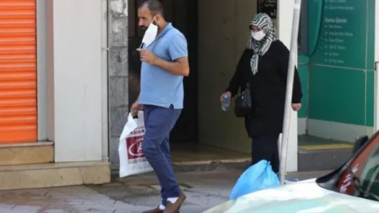 Kamerayı gören maskesini taktı