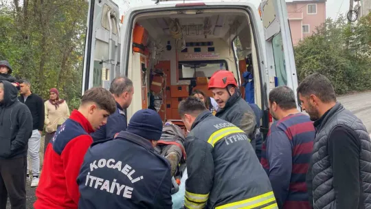 Kamyon ağaçlık alana uçtu: Sıkışan sürücü ağır yaralandı