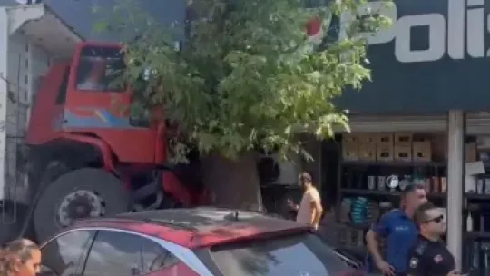 Kamyon faciasından canlarını son anda kurtardılar