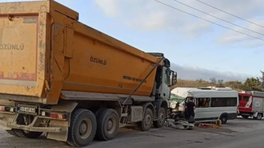 Kamyon ile işçi servisi kafa kafaya çarpıştı: 5 yaralı!