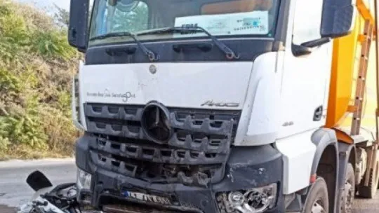 Kamyon ile işçi servisi kafa kafaya çarpıştı: 5 yaralı!