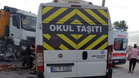 Kamyon ile işçi servisi kafa kafaya çarpıştı: 5 yaralı!