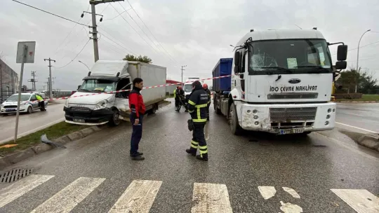 Kamyon ile kamyonet çarpıştı!