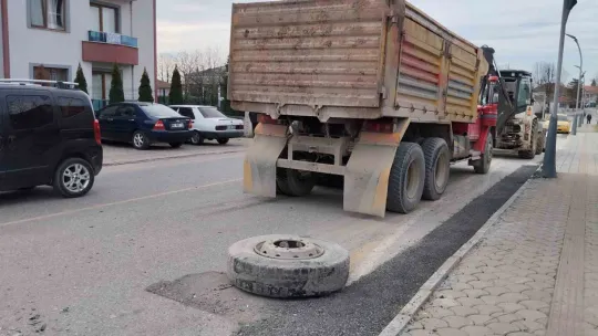Kamyon ile otomobil çarpıştı: 1 yaralı
