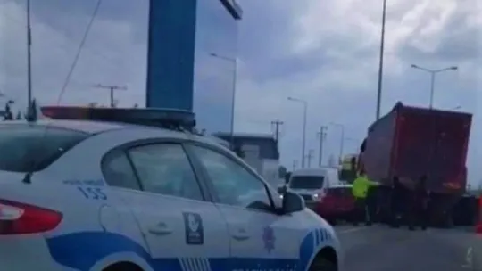 Kamyon ile otomobil karıştığı kaza D-100'ü kilitledi