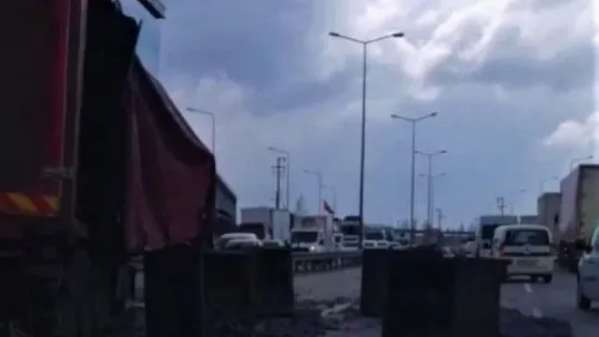 Kamyon ile otomobil karıştığı kaza D-100'ü kilitledi