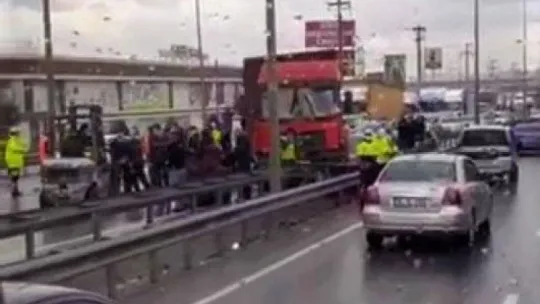 Kamyon ile otomobil karıştığı kaza D-100'ü kilitledi