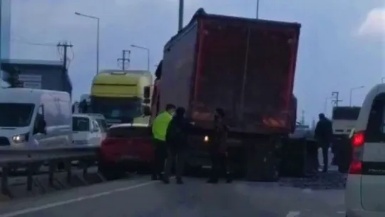 Kamyon ile otomobil karıştığı kaza D-100'ü kilitledi