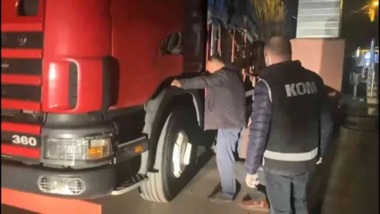 Kamyon kasasından 6 milyon adet makaron çıktı
