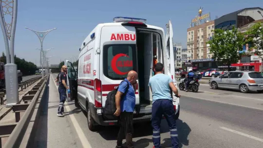 Kamyon, kör noktasına giren otomobile çarptı