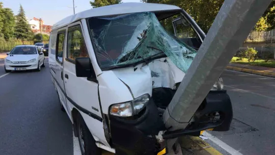 Kamyonet aydınlatma direğine saplandı: 1 yaralı