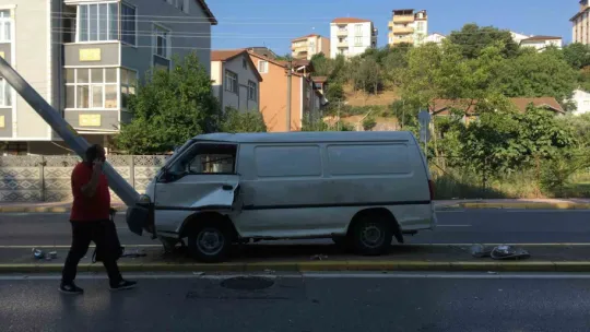 Kamyonet aydınlatma direğine saplandı: 1 yaralı