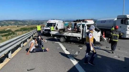 Kamyonet tıra arkadan çarptı: 1 ölü 1 yaralı