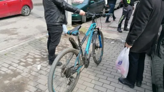 Kamyonete çarpan bisikletli yaralandı