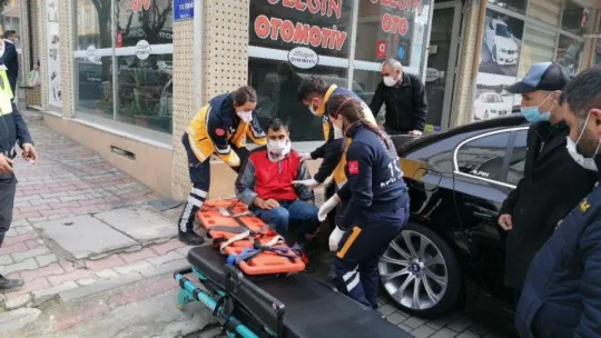 Kamyonete çarpan bisikletli yaralandı