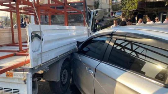 Kamyonete çarpan otomobilin sürücüsü ağır yaralandı