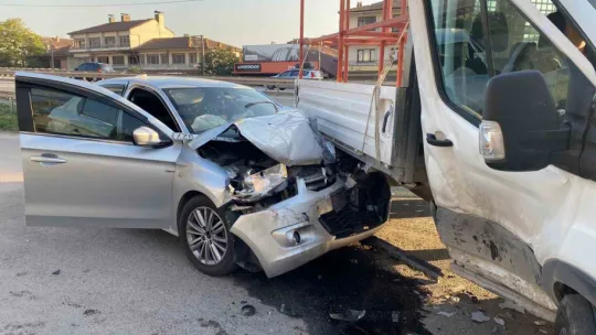 Kamyonete çarpan otomobilin sürücüsü ağır yaralandı