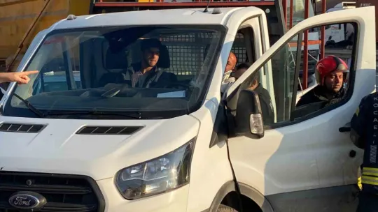 Kamyonete çarpan otomobilin sürücüsü ağır yaralandı
