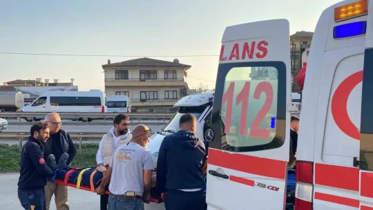 Kamyonete çarpan otomobilin sürücüsü ağır yaralandı