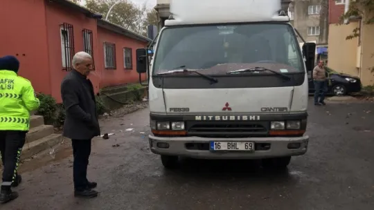 Kamyonetin altında kalarak can verdi!