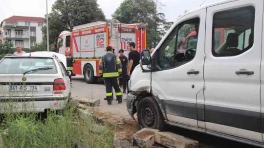 Kamyonetle çarpışan otomobil savruldu, sürücü sıkıştı