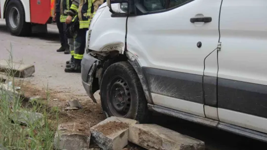 Kamyonetle çarpışan otomobil savruldu, sürücü sıkıştı