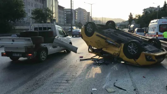 Kamyonetle çarpışan ticari taksi takla attı
