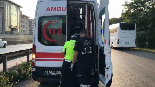 Kamyonetle çarpışan ticari taksi takla attı