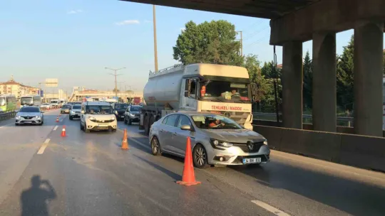 Kamyonetle çarpışan ticari taksi takla attı