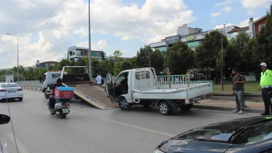 Kamyonetten yola düşen mermerler polisi yaraladı