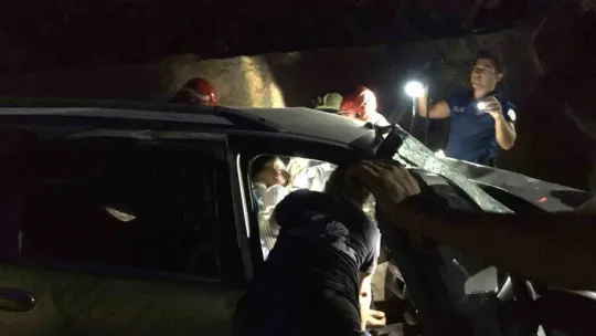 Kamyonla çarpışan otomobil 15 metreden uçtu: 2 yaralı