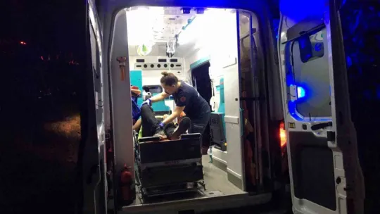 Kamyonla çarpışan otomobil 15 metreden uçtu: 2 yaralı