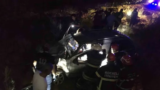 Kamyonla çarpışan otomobil 15 metreden uçtu: 2 yaralı