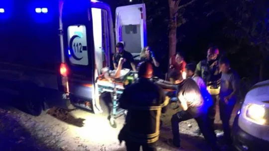 Kamyonla çarpışan otomobil 15 metreden uçtu: 2 yaralı
