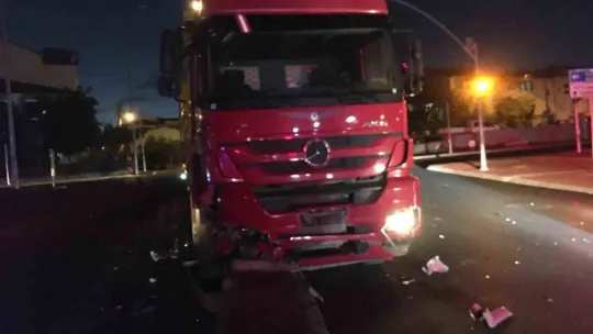 Kamyonla çarpışan otomobil 15 metreden uçtu: 2 yaralı