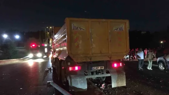 Kamyonla çarpışan otomobil 15 metreden uçtu: 2 yaralı