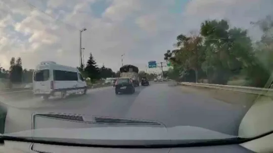 Kamyonla çarpışmaktan kaçınırken demir bariyerlere girdi