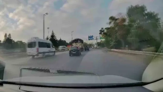 Kamyonla çarpışmaktan kaçınırken demir bariyerlere girdi