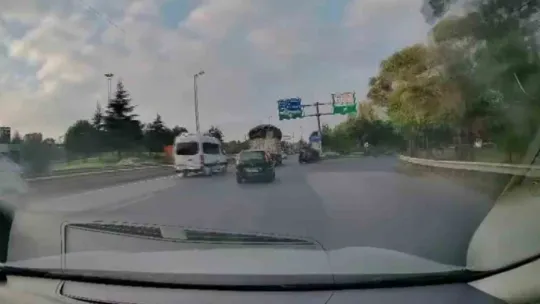 Kamyonla çarpışmaktan kaçınırken demir bariyerlere girdi