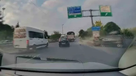 Kamyonla çarpışmaktan kaçınırken demir bariyerlere girdi