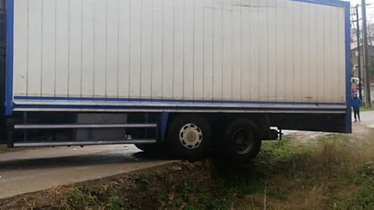 Kamyonu yol kenarında asılı kaldı!