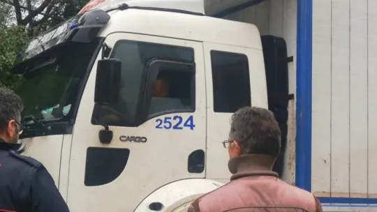Kamyonu yol kenarında asılı kaldı!
