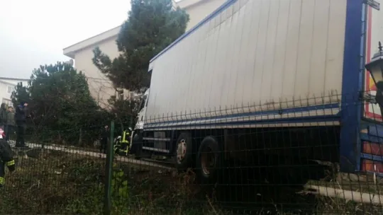 Kamyonu yol kenarında asılı kaldı!