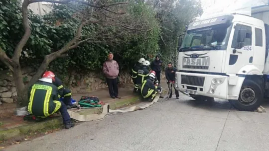Kamyonu yol kenarında asılı kaldı!