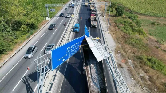 Kamyonun açık unutulan damperi yön levhasına çarptı