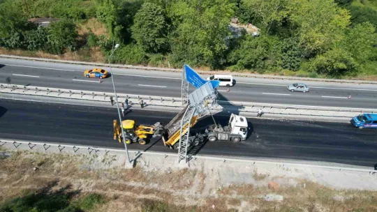 Kamyonun açık unutulan damperi yön levhasına çarptı