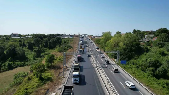 Kamyonun açık unutulan damperi yön levhasına çarptı